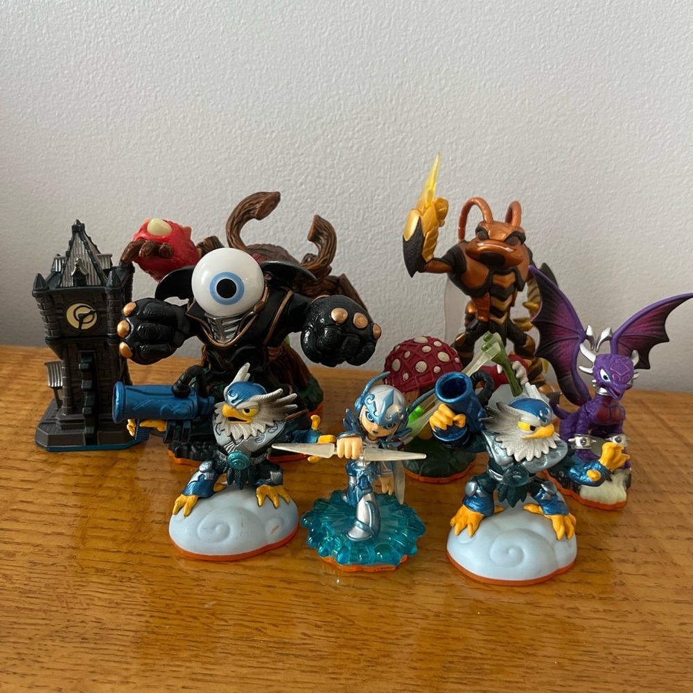 8 Skylander Action Figure Lot Video Game